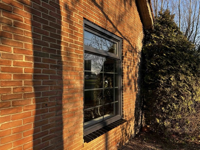 Buitenkant-kunststof-kozijn-met-roeden