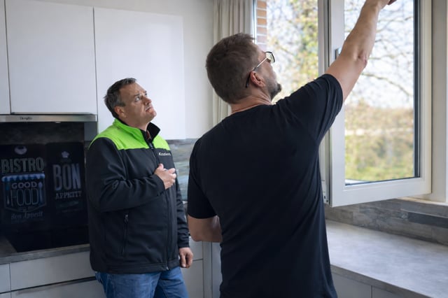 Inmeter-met-klant-in-de-keuken