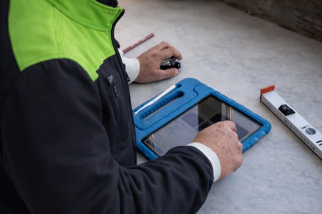 Inmeter-met-tablet