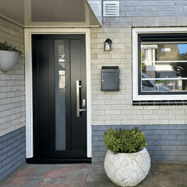 kunststof-voordeur-zwart-vierkant-1
