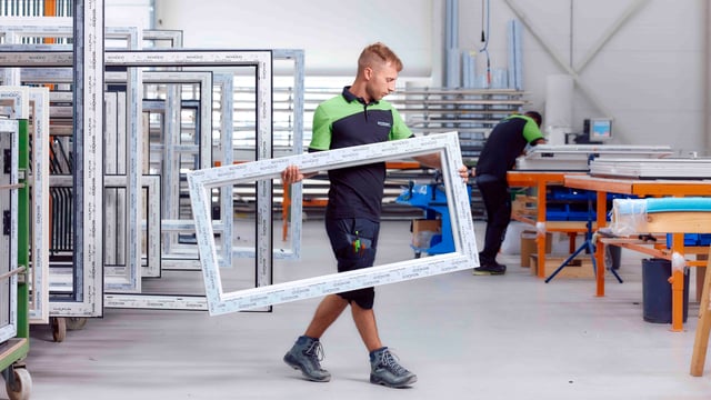 fabrieksmedewerker-pakt-kunststof-kozijn