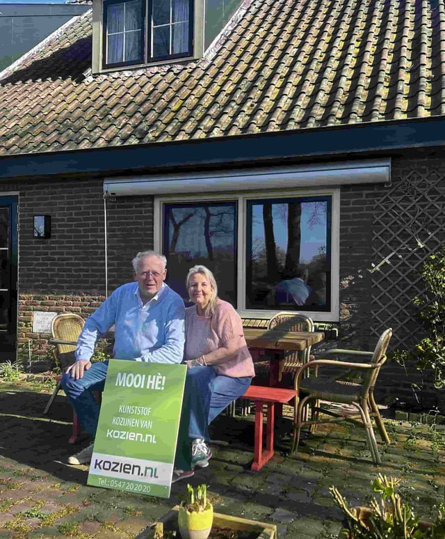 familie-op-bankje-voor-huis-1