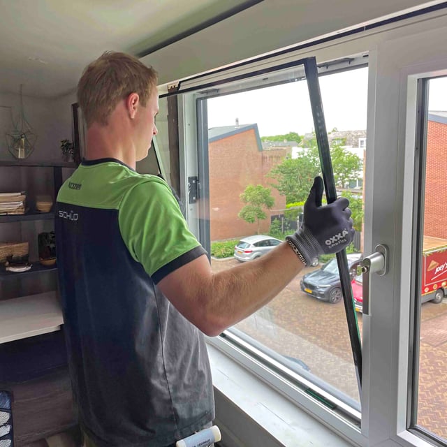 glas-in-kunststof-kozijn-zetten