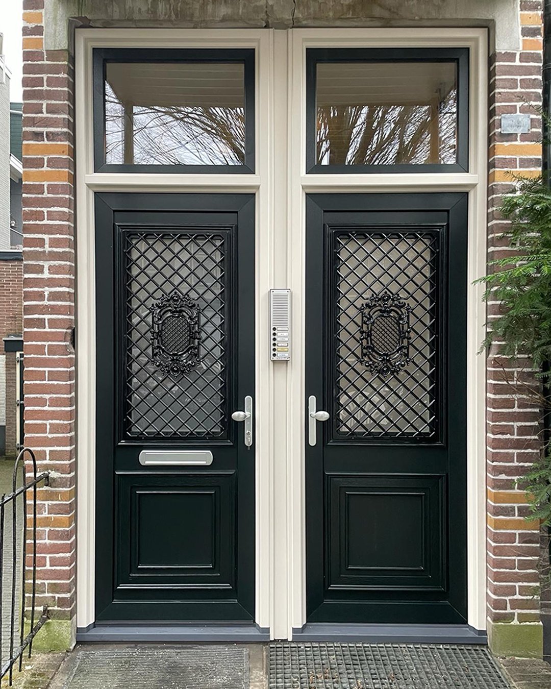 identieke-voordeuren-2