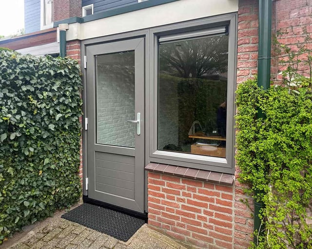 kunststof-achterdeur-met-zijlicht