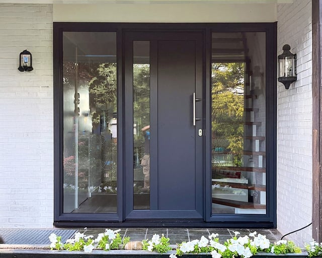 kunststof-voordeur-met-dubbele-zijlichten-1