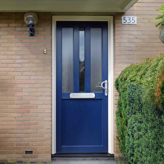 kunststof-voordeur-met-kozijn-en-halve-maan-greep-1