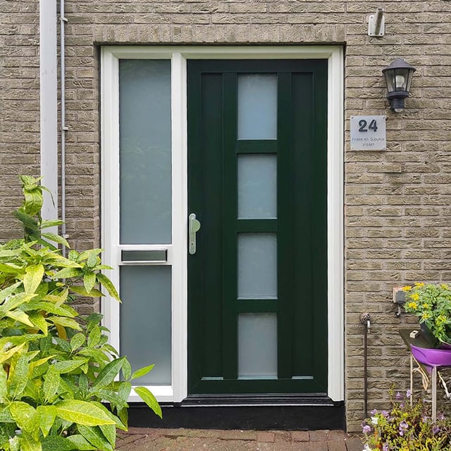 kunststof-voordeur-met-kozijn-en-zijlicht