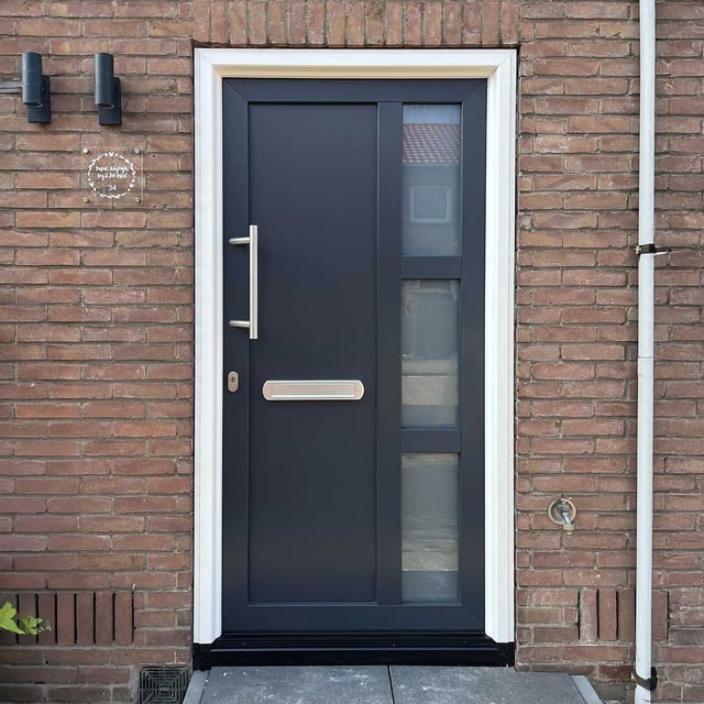 kunststof-voordeur-met-kozijn