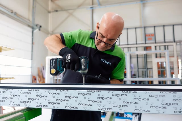 monteur-aan-het-werk-in-fabriek