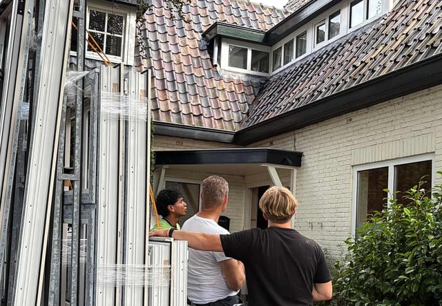monteurs-met-klant-aan-het-overleggen-1