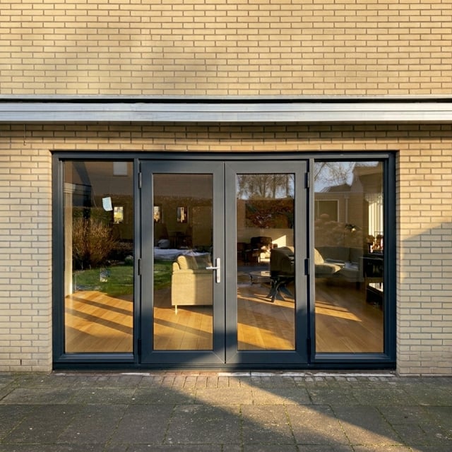 kunststof-tuindeuren-grijs-zon