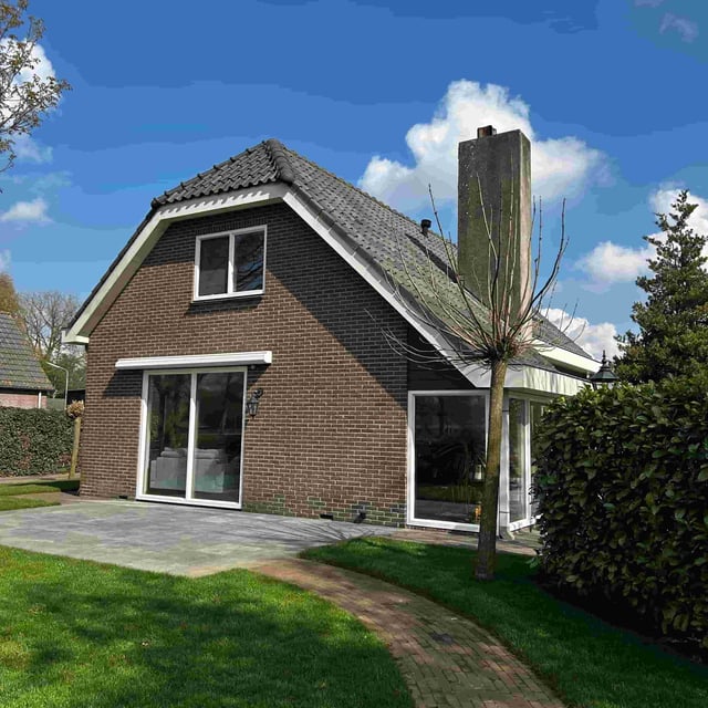 Zijkant-huis-kunststof-kozijnen-wit
