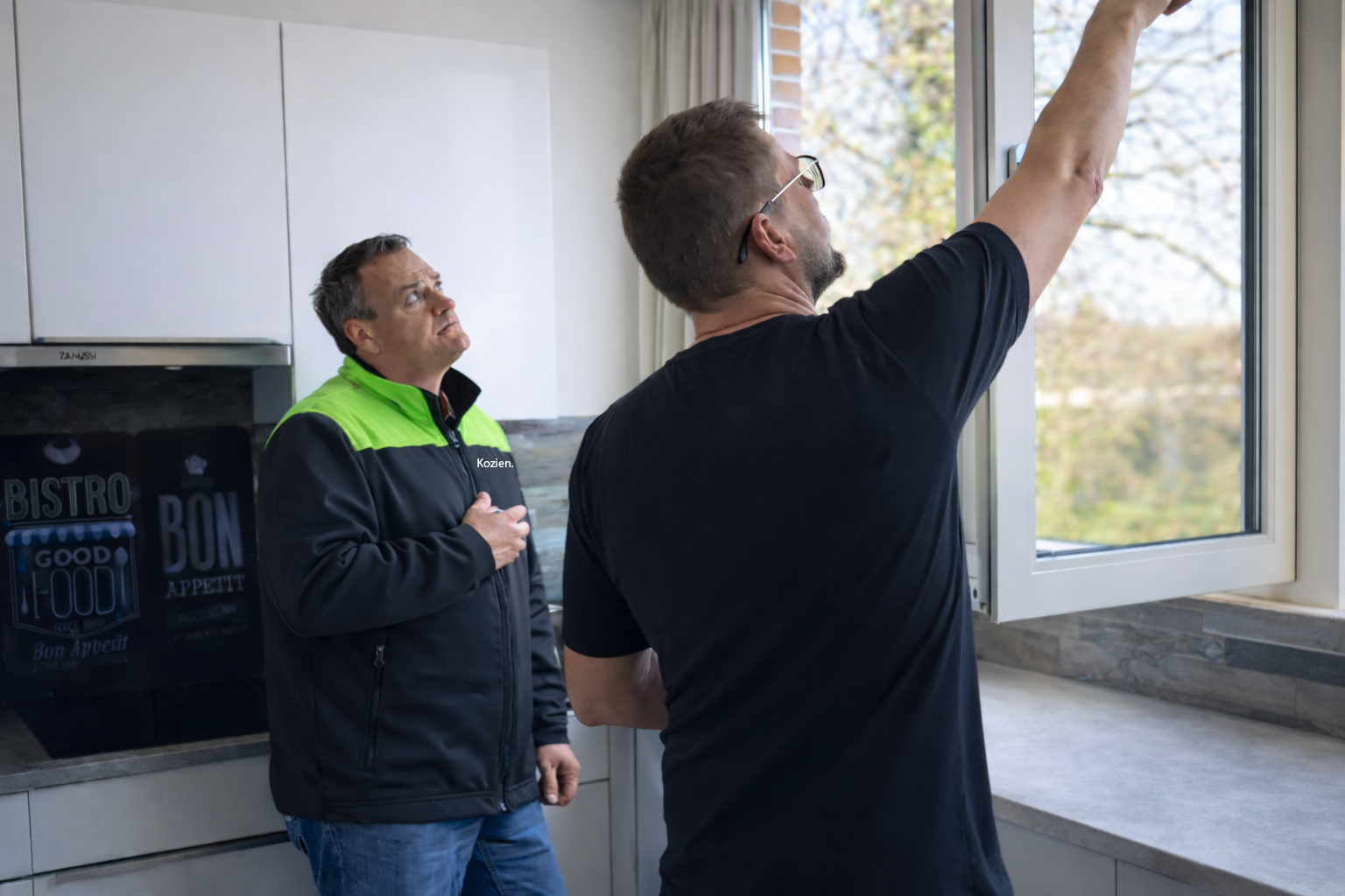 Inmeter-met-klant-in-de-keuken