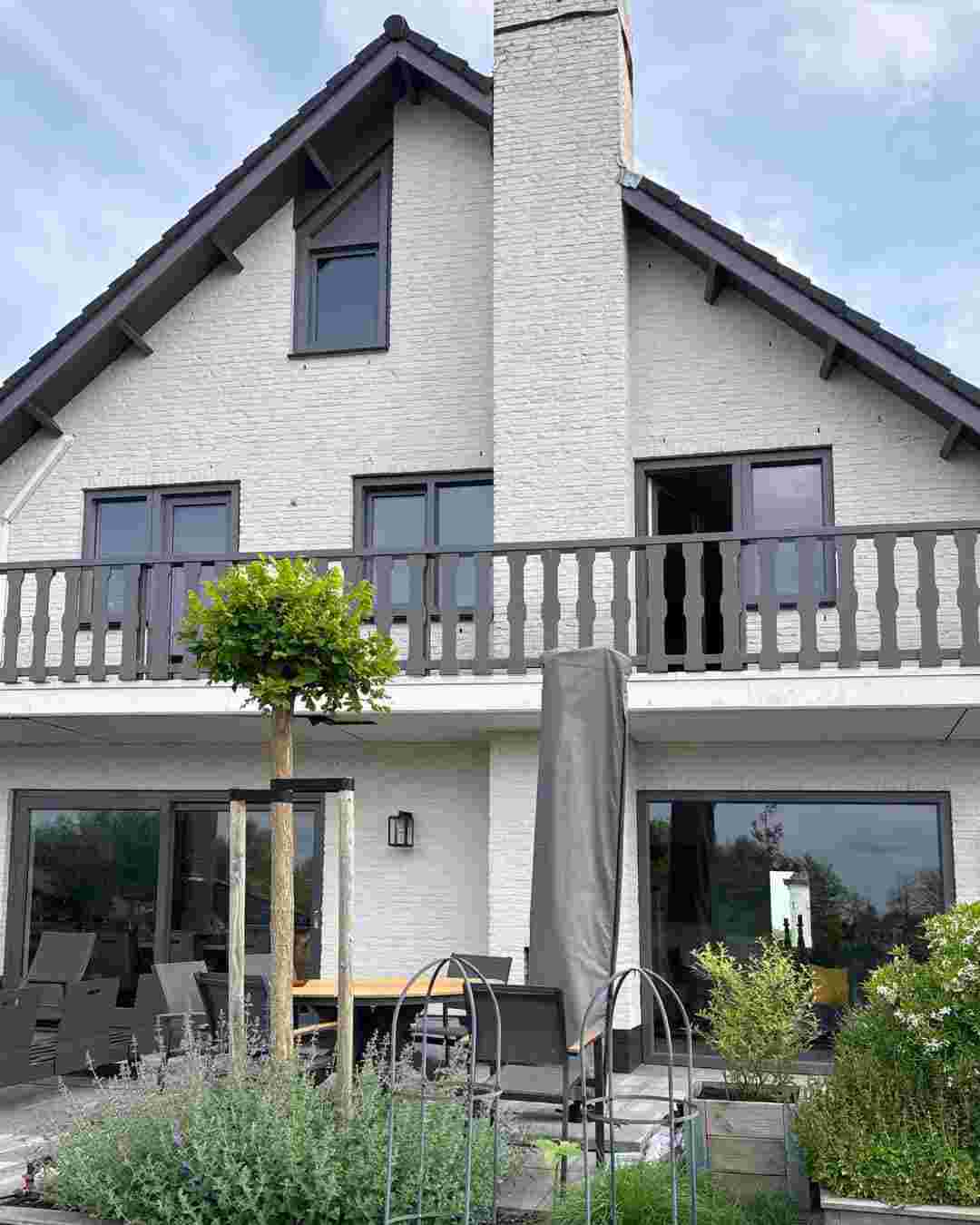 Achterkant-woning-kunststof-kozijnen-wit