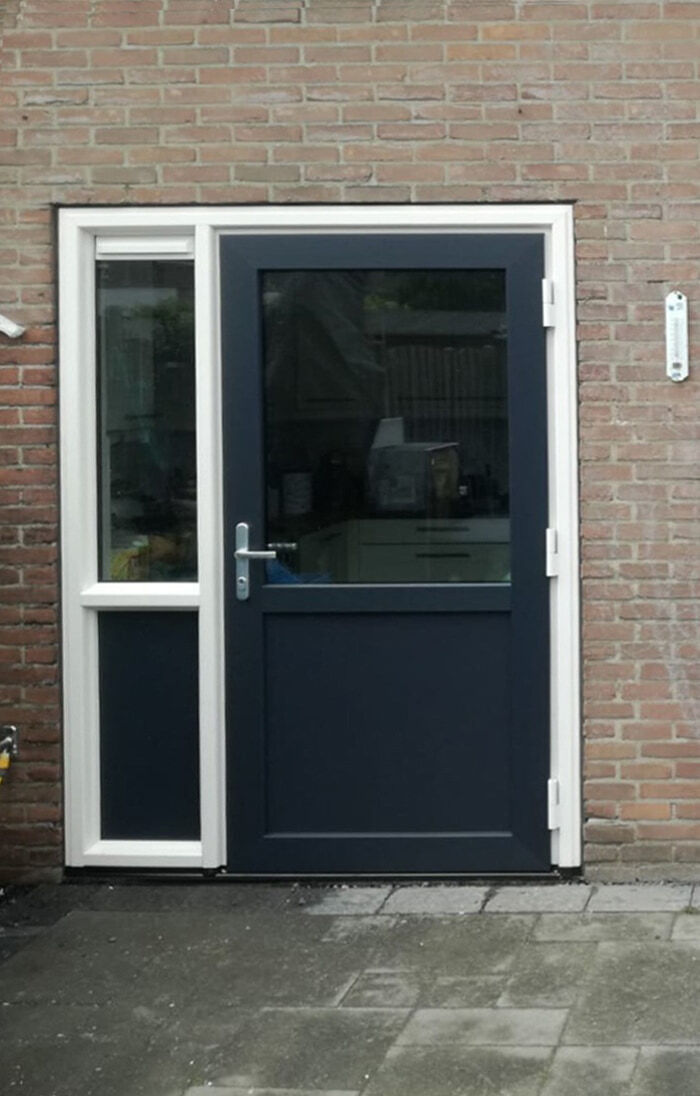 achterdeur-met-zijlicht-en-borstwering-(L)