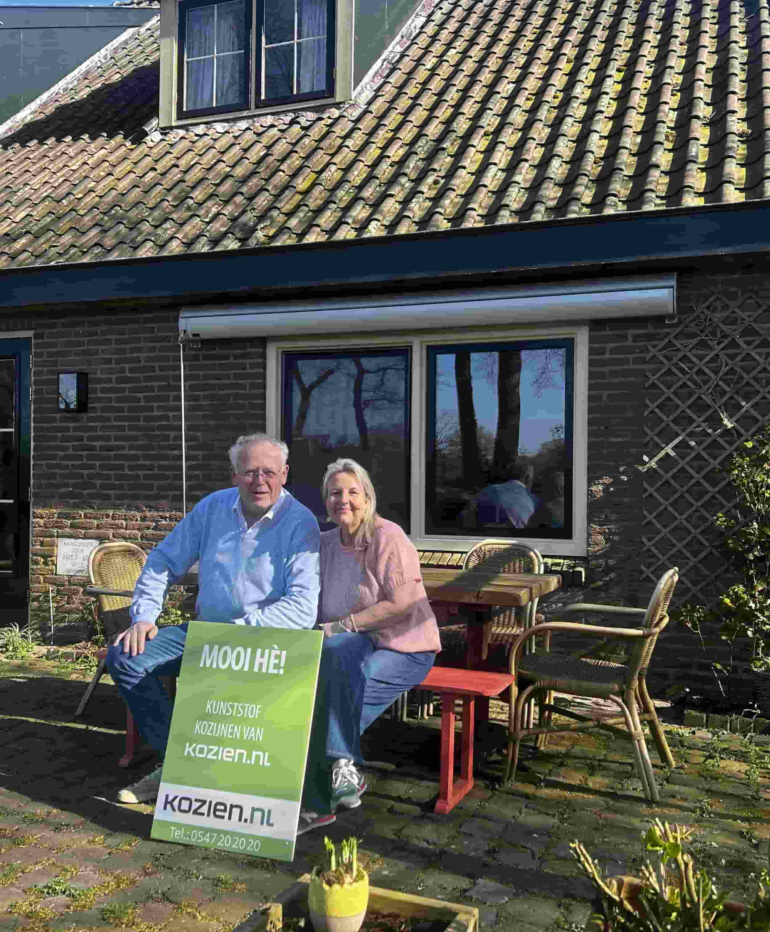 familie-op-bankje-voor-huis-1