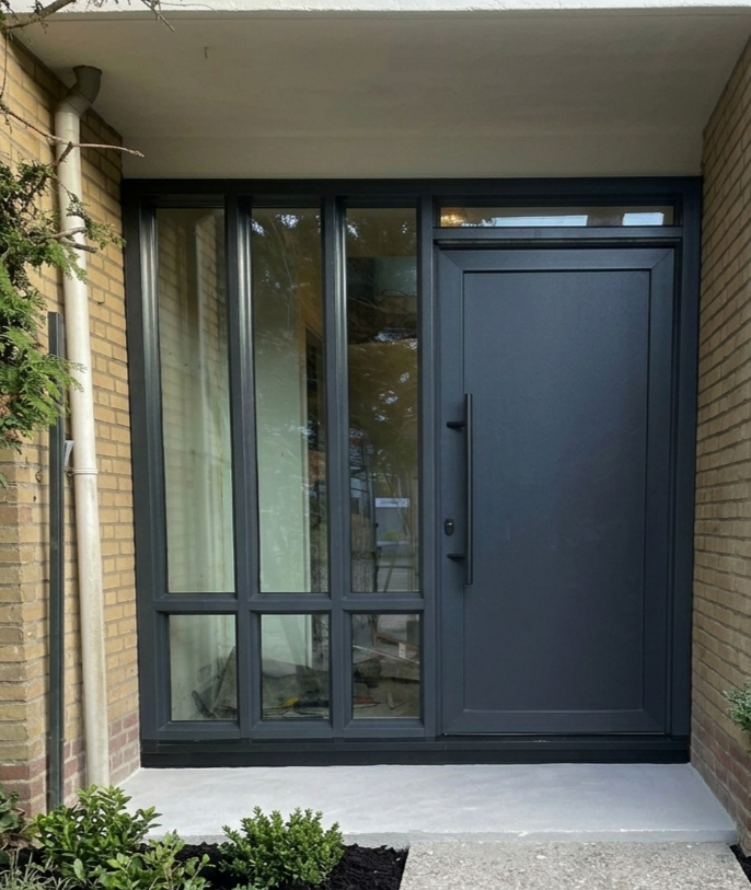 kunststof-grijze-voordeur-1