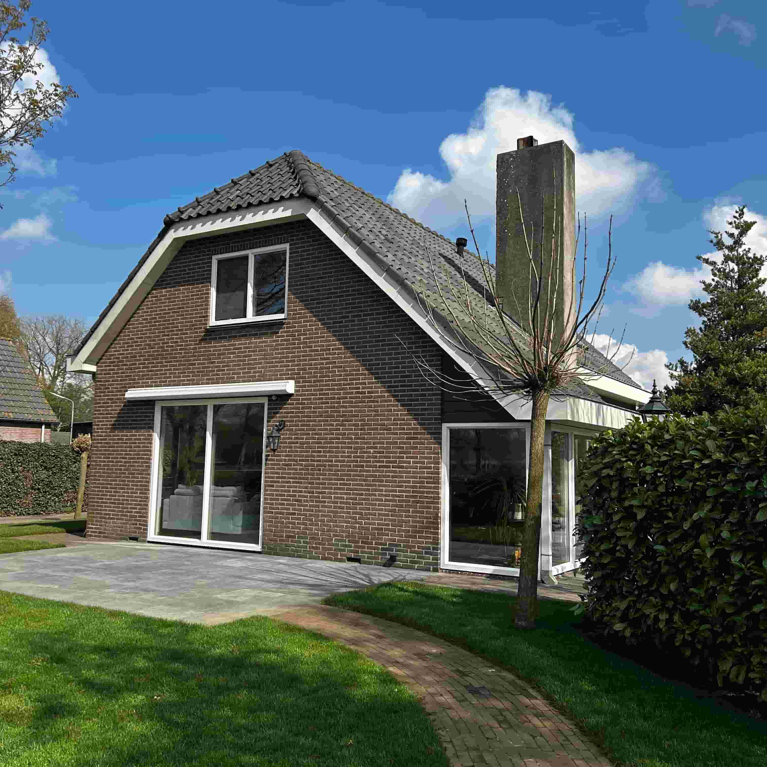 Zijkant-huis-kunststof-kozijnen-wit