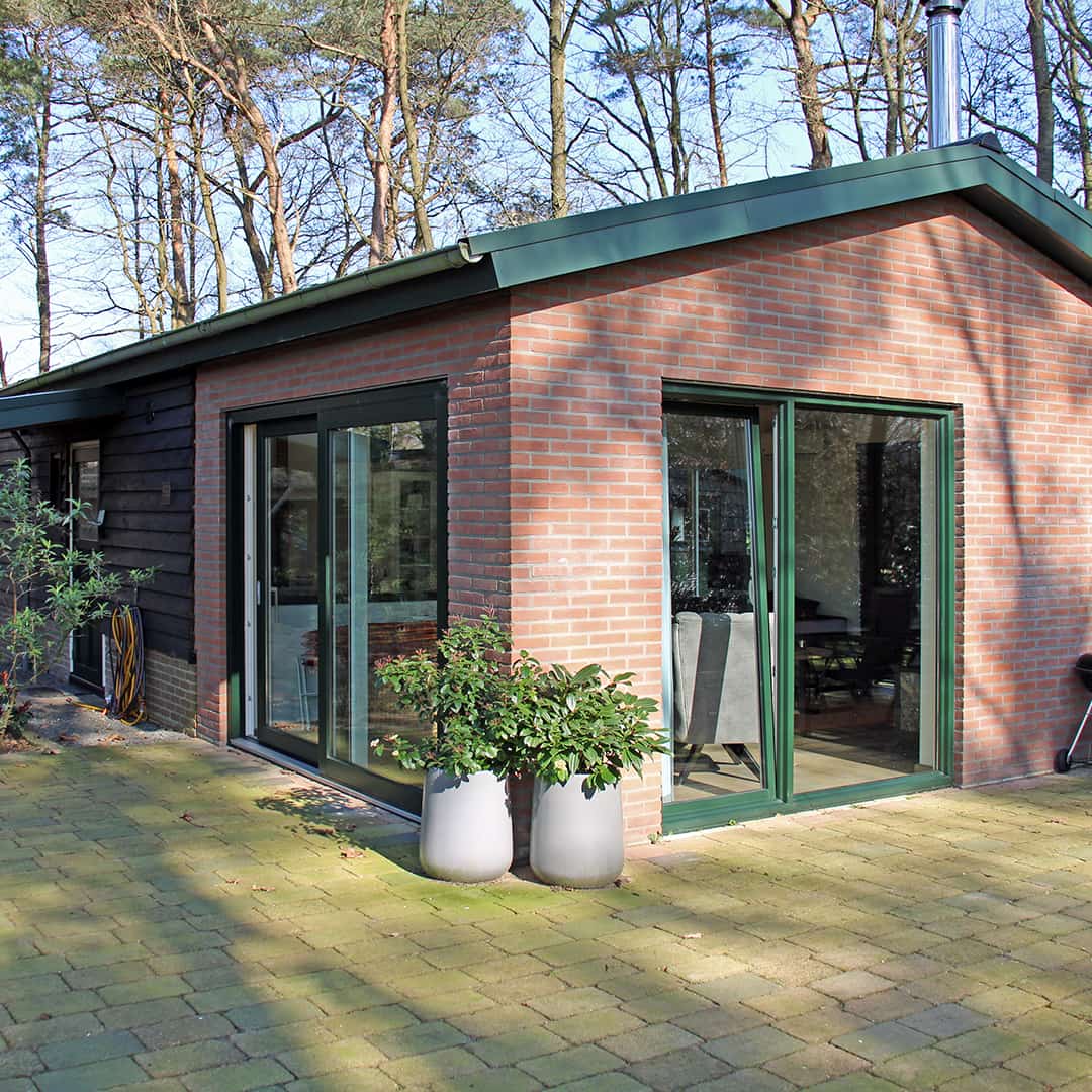 woning-bos-kunststof-kozijnen-groen