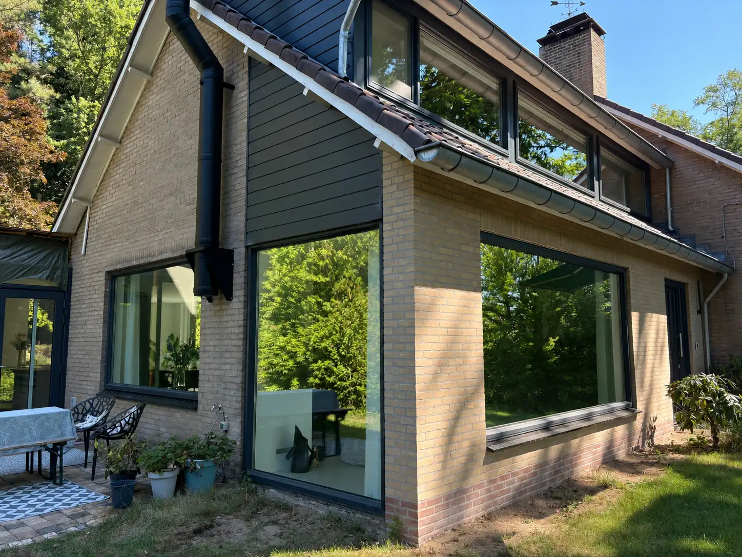 zijkant-huis-kunststof-kozijnen